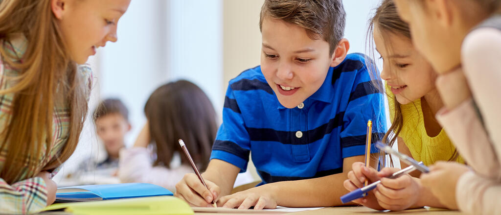 Kinder arbeiten gemeinsam an einem Tisch