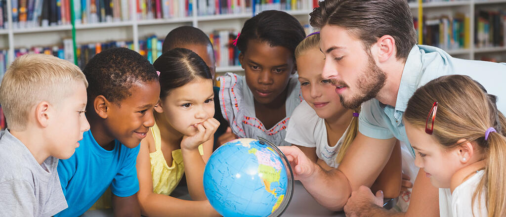 Schüler vor einem Globus