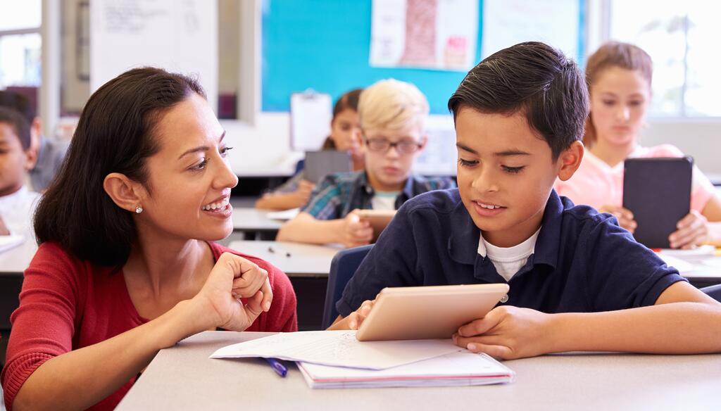 Lehrerin hilft Schüler beim Lernen