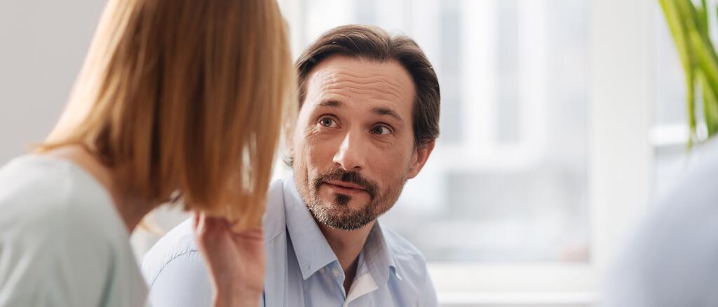 Mann und Frau besprechen sich