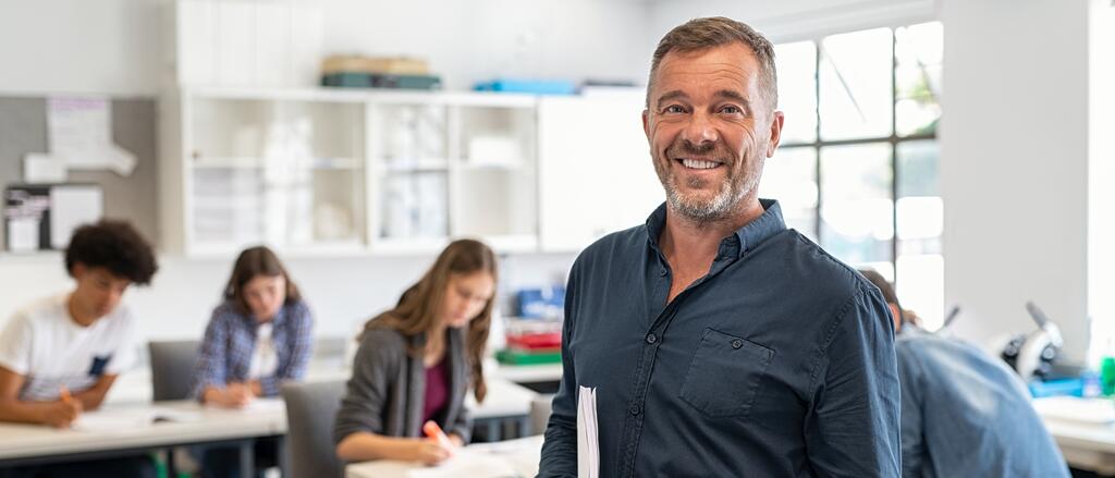 Lehrer steht im Klassenzimmer