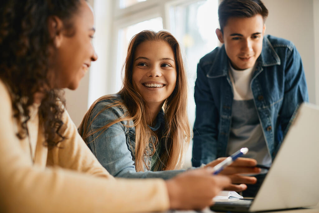 Junge Schülerinnen und Schüler setzen sich in Partnerarbeit mit einer Fragestellung auseinander.