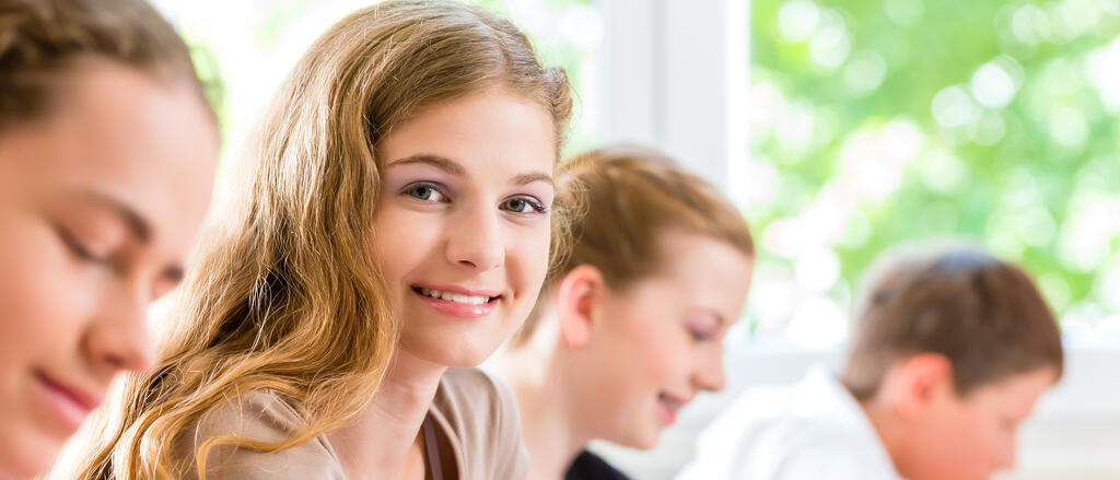 Junge Schülerinnen und Schüler bearbeiten eine Aufgabe im Fach Mathematik.