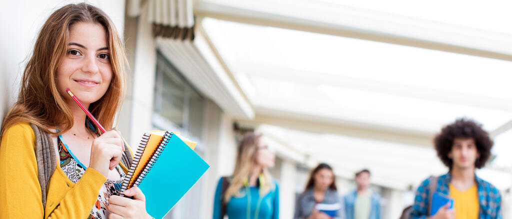 Schülerinnen und Schüler am sozialwissenschaftlichen Gymnasium befinden sich auf dem Weg zum Unterricht.