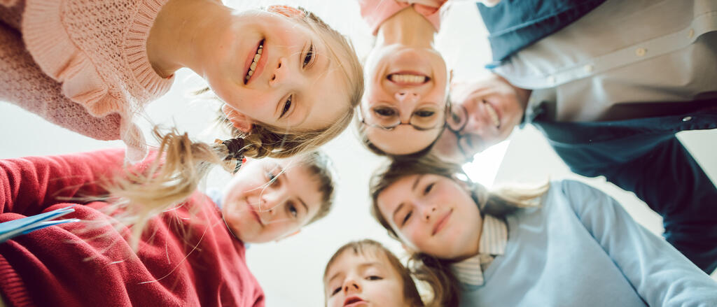 Gruppenbild Lehrerin und Schüler