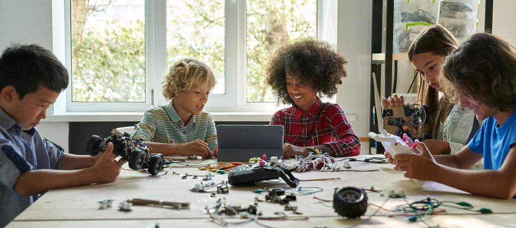 Schüler arbeiten im Robotik-Wahlunterricht mit verschiedenen digitalen Werkzeugen.