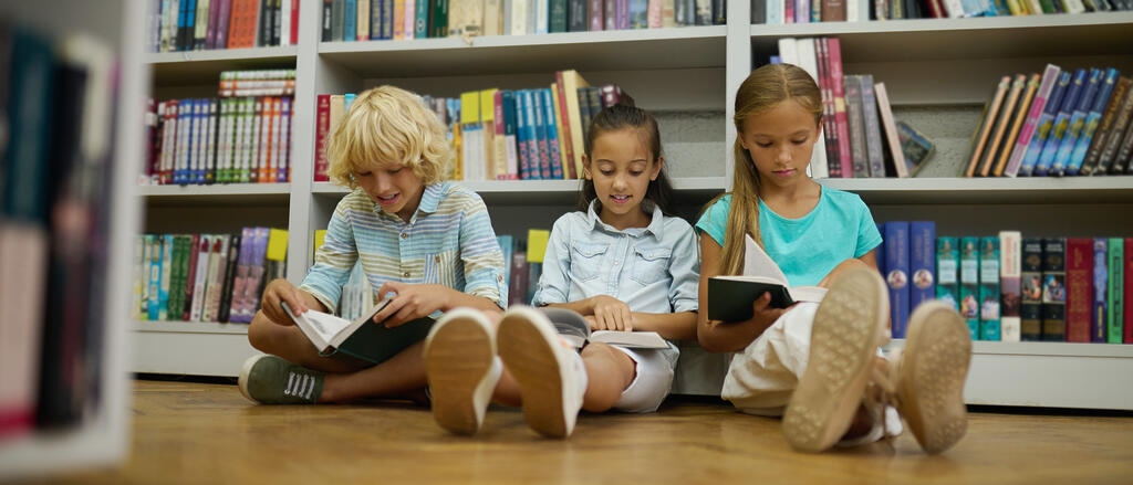 Lesen in der Schulbibliothek