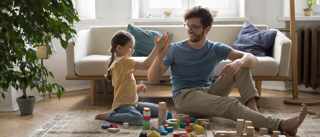 Ein Vater spielt mit seiner Tochter