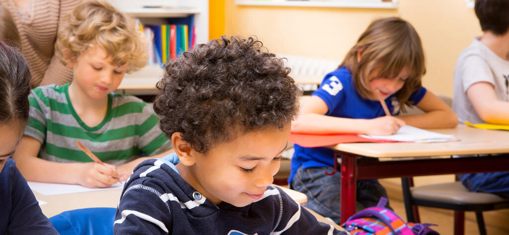 Schüler schreiben einen Test