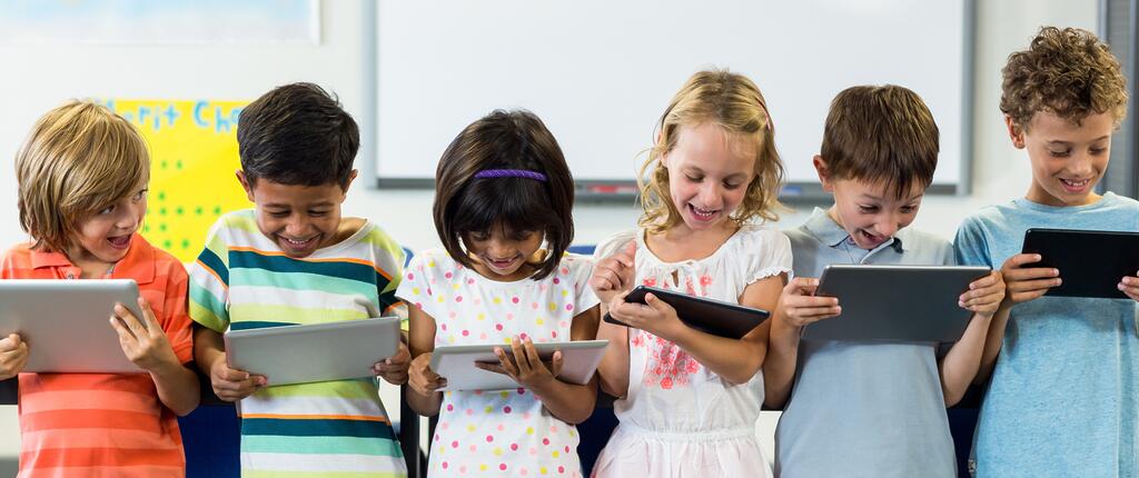 Sechs Schülerinnen und Schüler lernen mit ihren Tablets.