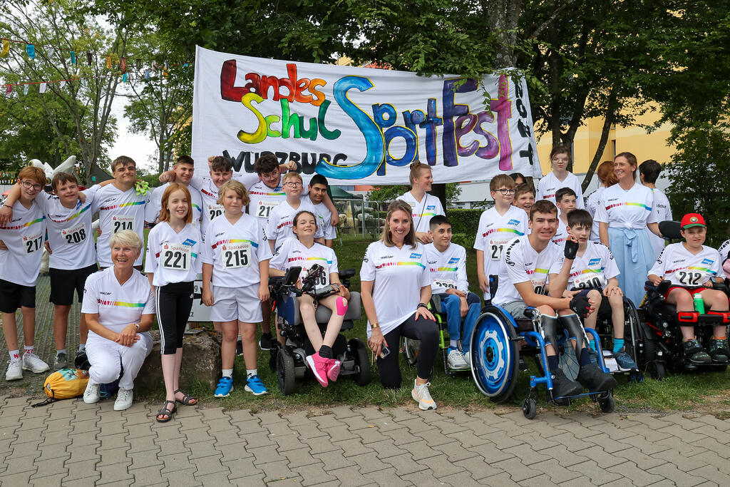 Kultusministerin Anna Stolz beim Landesschulsportfest 2024 an der Hans-Schöbel-Schule in Würzburg